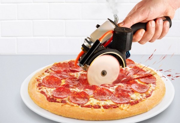 Le "gas-powered pizza cutter", une invention extraordinaire : une roulette à pizza automatique équipée d’un moteur deux chevaux!