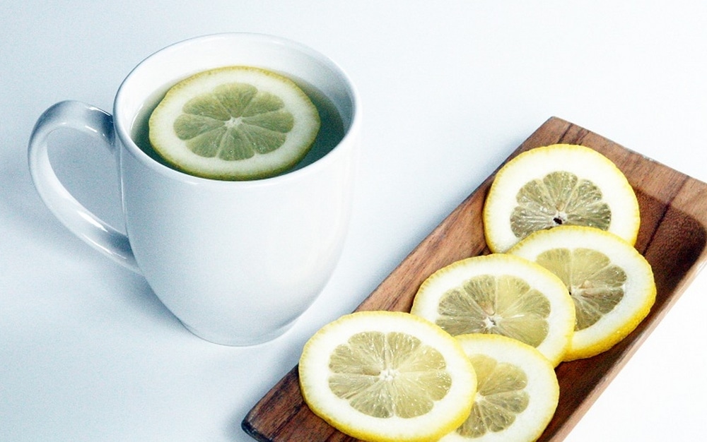 bienfaits santé de l'eau chaude citronnée à jeun