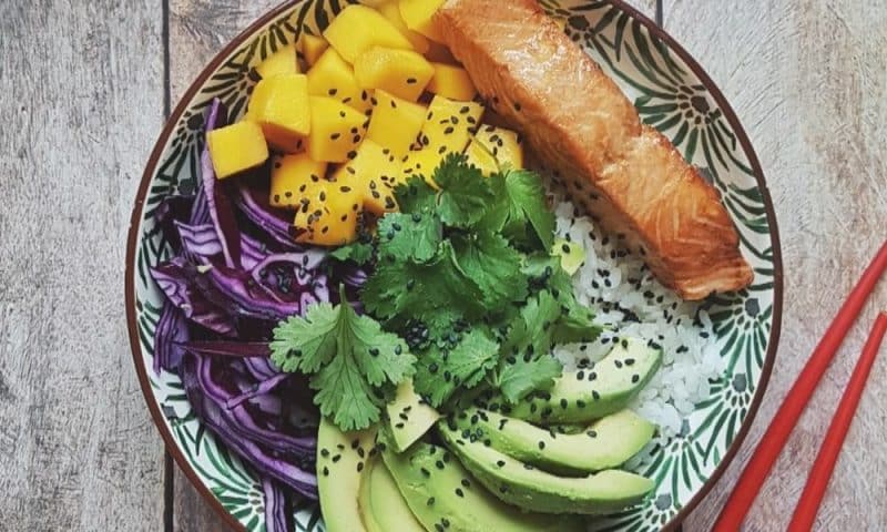 pokebowl maison saumon avocat mangue recette