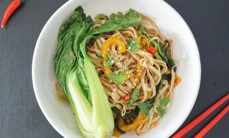Nouilles sautées au chou pak choï, poivron jaune et à la sauce soja