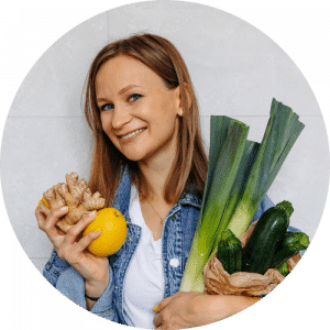 Nathalie Majcher, diététicienne, souriante avec des légumes frais et un citron.