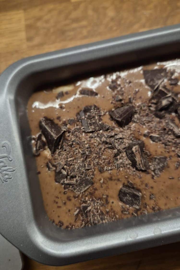 Préparation d’un cake banane chocolat léger en sucre avec ingrédients