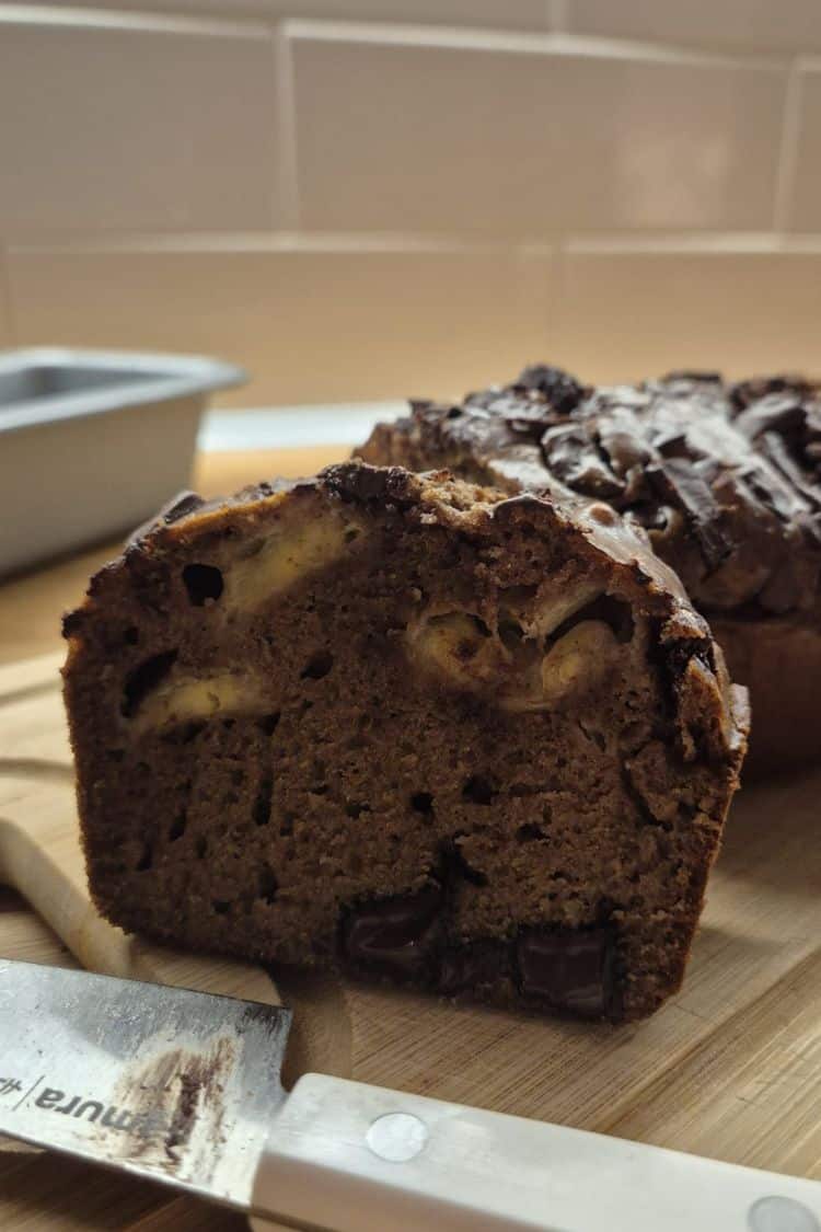 Part de cake banane chocolat moelleux léger en sucre fait maison