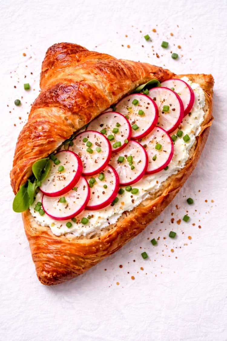 Croissant fromage frais et radis pour un petit-déjeuner équilibré avec fibres et protéines