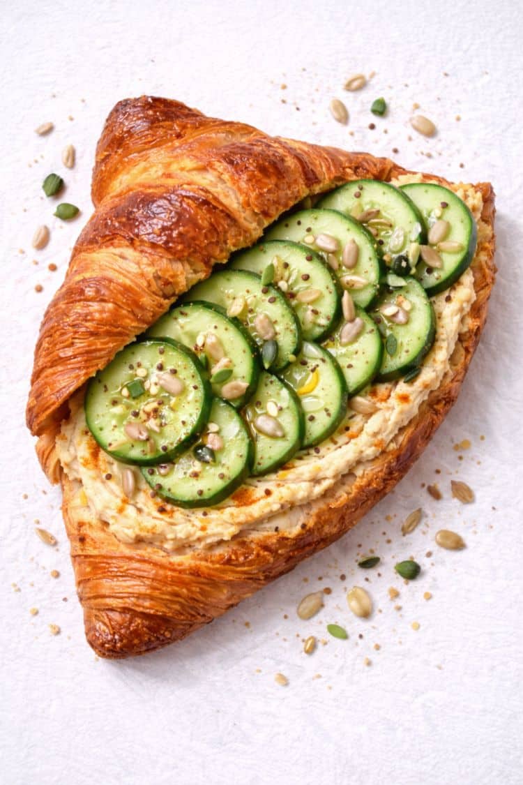 Croissant houmous concombre et graines pour un petit-déjeuner équilibré végétarien riche en fibres