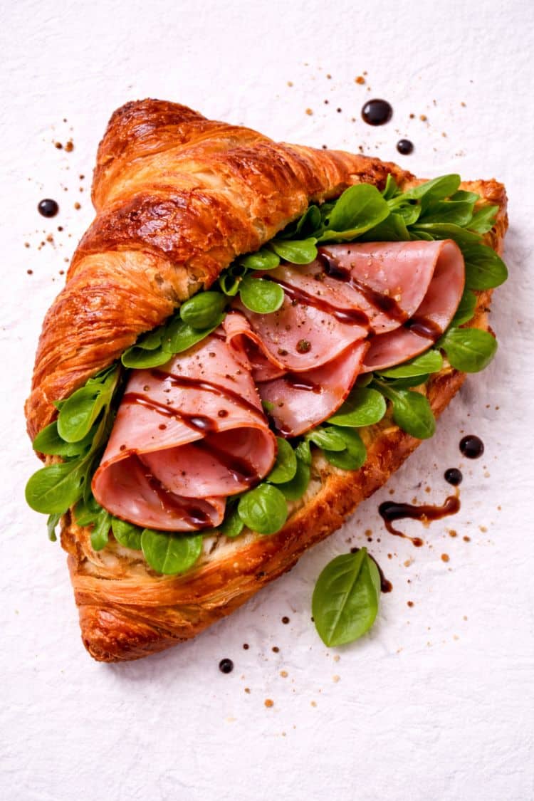 Croissant jambon et mâche pour un petit-déjeuner équilibré avec protéines et fibres