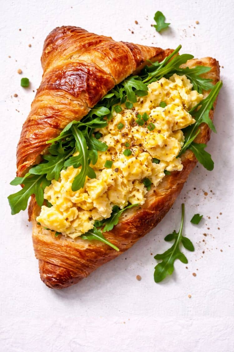 Croissant farci aux œufs brouillés pour un petit-déjeuner équilibré riche en protéines