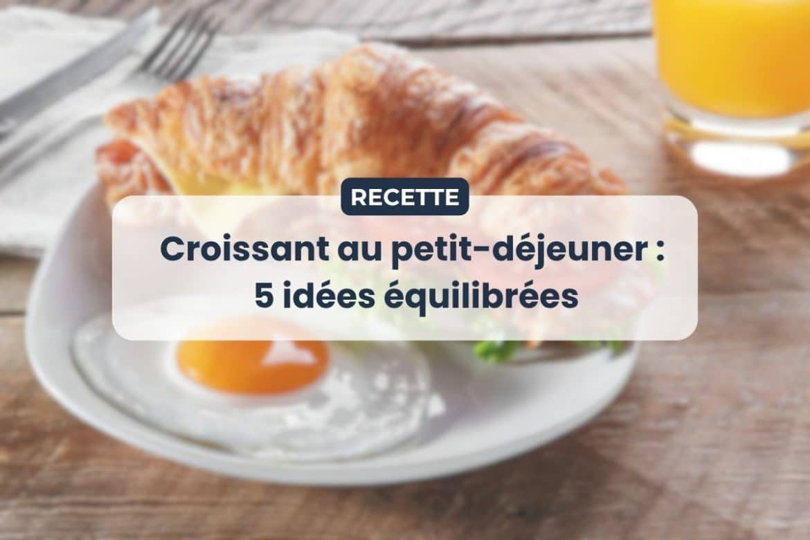 Croissant au petit-déjeuner accompagné d’aliments équilibrés