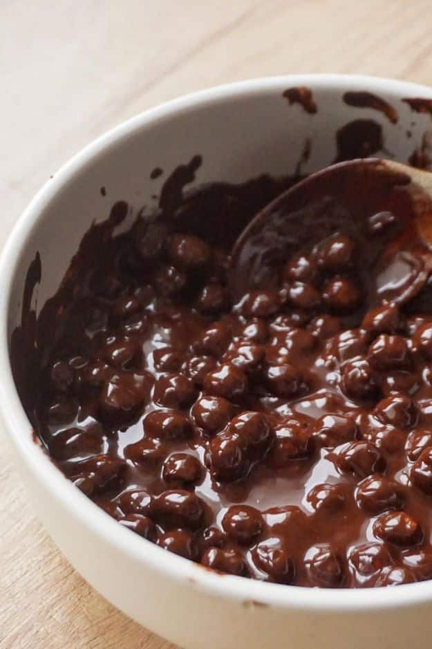 Pois chiches enrobés de chocolat noir préparation mendiants recette saine