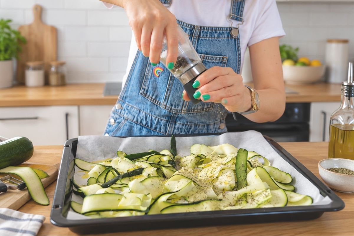 Courgettes coupées en fines lamelles à l’aide d’un économe pour le batchcooking