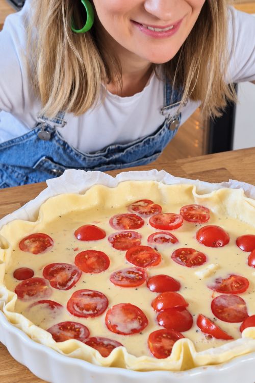 Préparation d’une quiche aux tomates cerises et à la feta